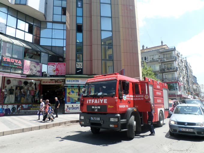 Asansörde kaldılar ihbarı ekipleri alarma geçirdi