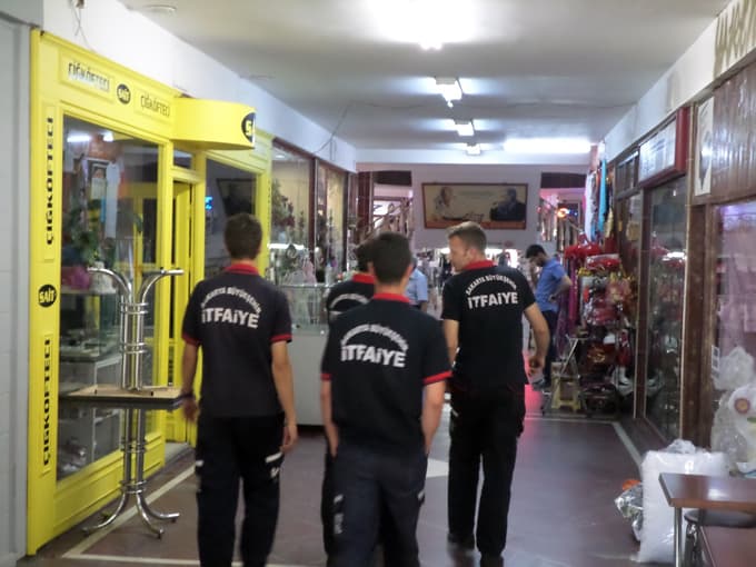 Asansörde kaldılar ihbarı ekipleri alarma geçirdi
