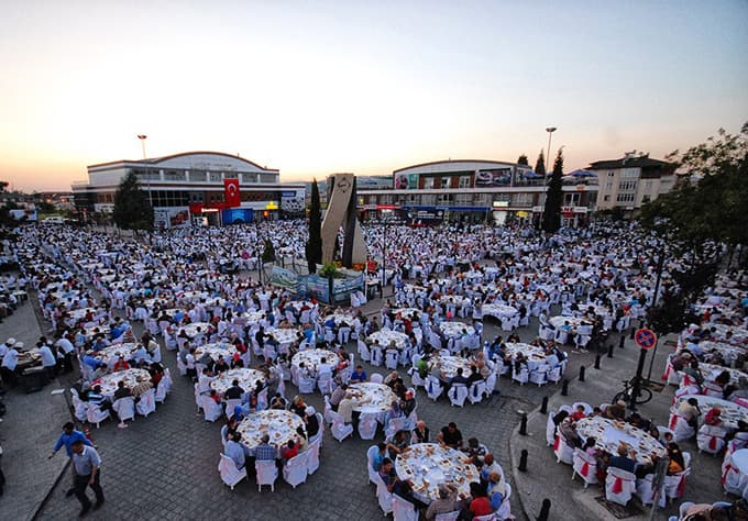 Büyükşehir Belediyesi iftarlarında binlerce vatandaş buluştu