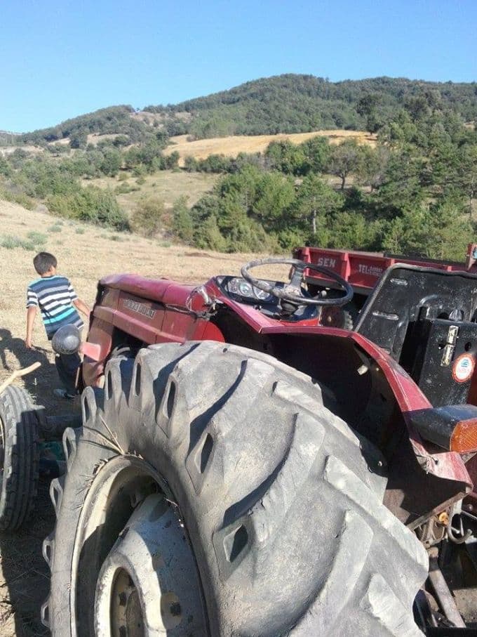 Kontrolünü kaybeden traktör devrildi: 1 yaralı!
