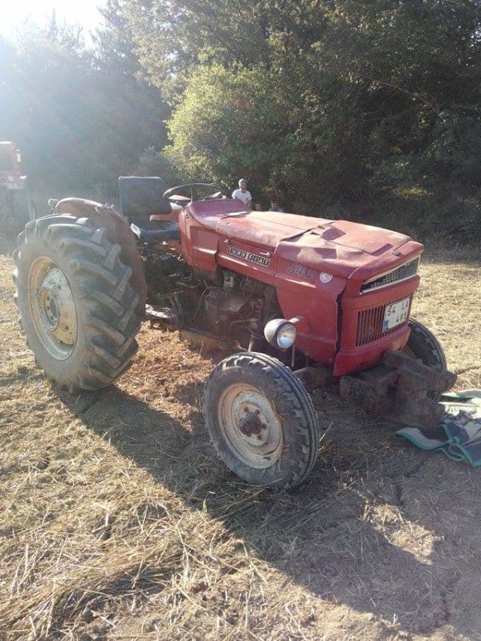 Kontrolünü kaybeden traktör devrildi: 1 yaralı!