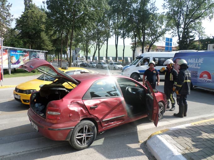 Stadyum kavşağında kaza meydana geldi: 1 yaralı