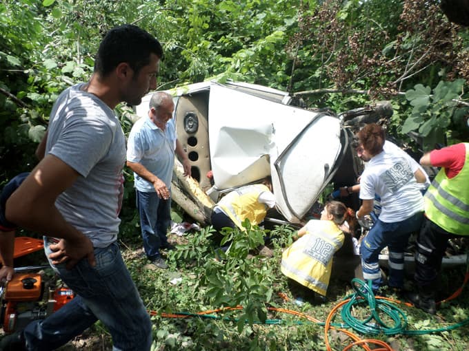 Araç şarampole uçtu: 2 yaralı
