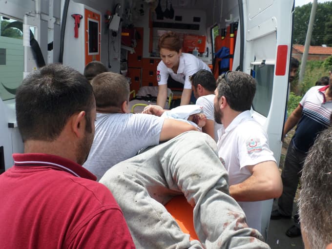 Araç şarampole uçtu: 2 yaralı