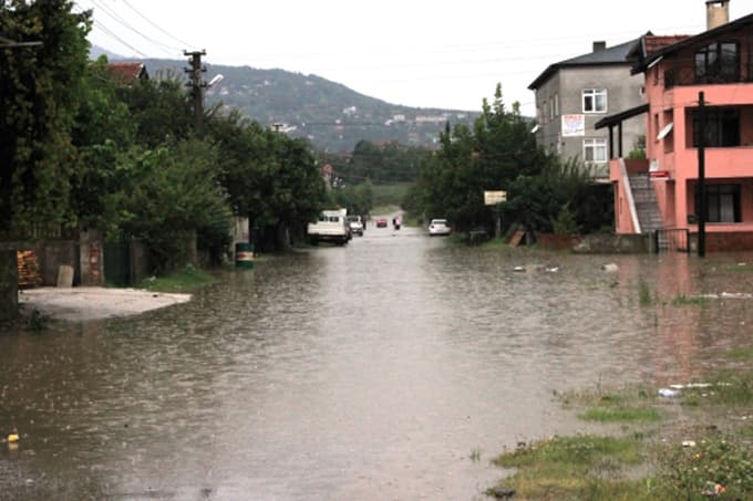 Sapanca sağanak yağmura teslim oldu