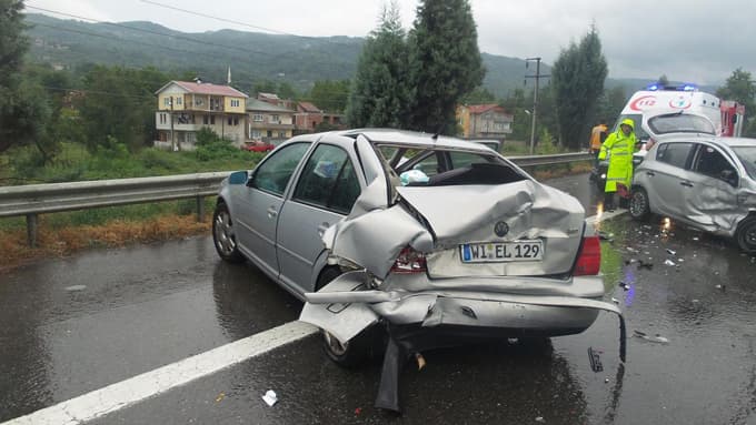 Sapanca'da iki otomobil çarpıştı: 5 yaralı