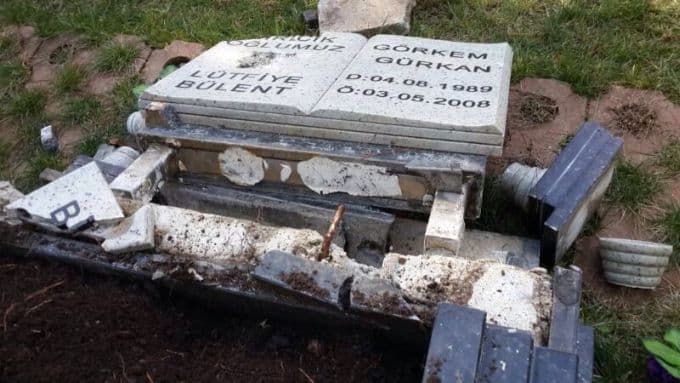 Şampiyonun mezarı üçüncü kez tahrip edildi