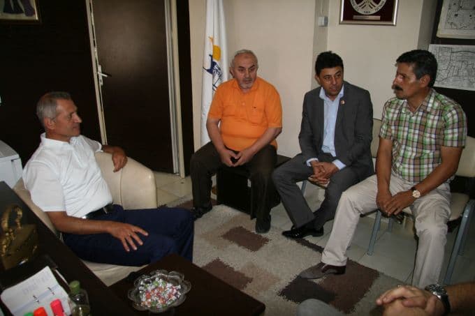 Başkan Dişli'ye, kömürlü ütü hediye ettiler