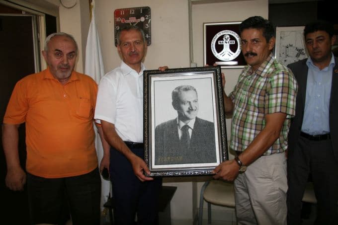 Başkan Dişli'ye, kömürlü ütü hediye ettiler