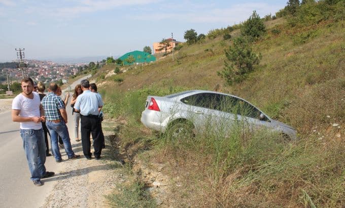 El frenini çekmeyi unuttu, otomobil araziye uçtu