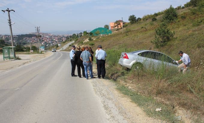 El frenini çekmeyi unuttu, otomobil araziye uçtu