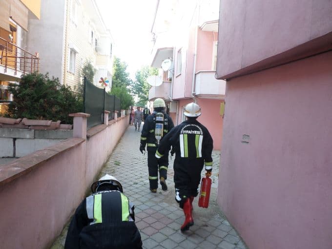 Evde çıkan yangın korkuya neden oldu