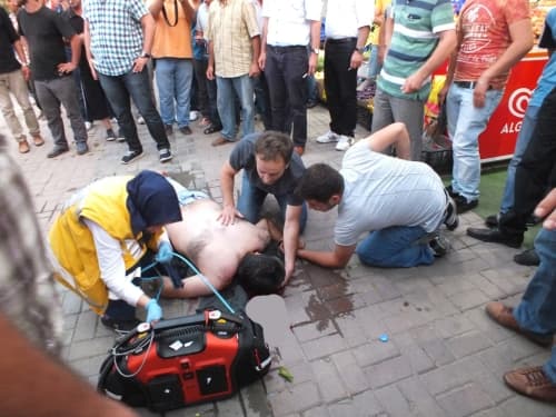Otomobil motosikletle kafa kafaya çarpıştı: 2 yaralı!