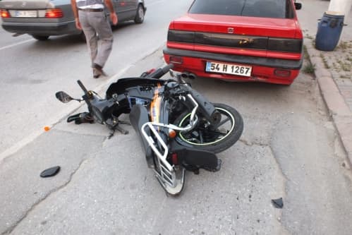 Otomobil motosikletle kafa kafaya çarpıştı: 2 yaralı!