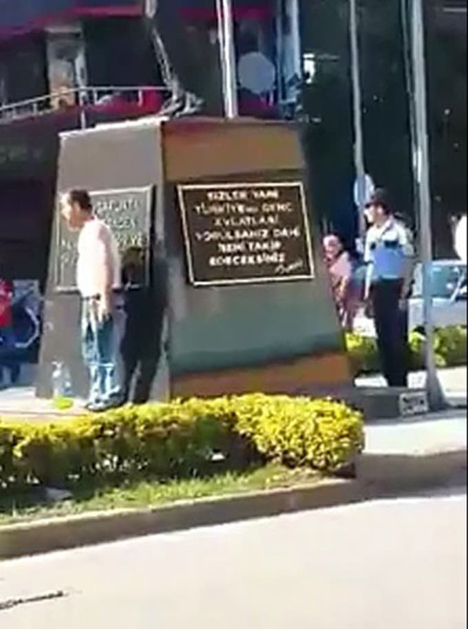 Bir baba  kızı için kendini yakmak istedi