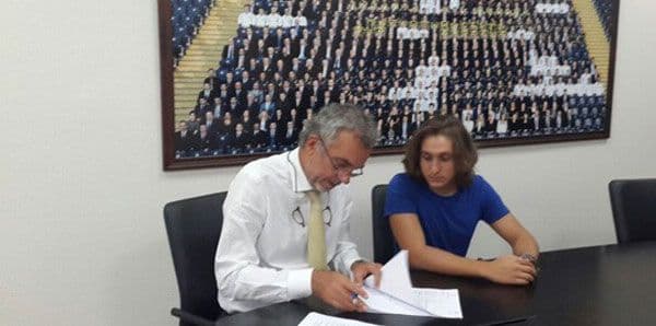 Sakaryasporlu genç futbolcu, Fenerbahçe'ye transfer oldu