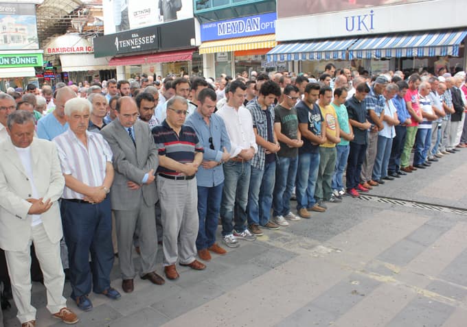 Gıyabi cenaze namazı kılındı