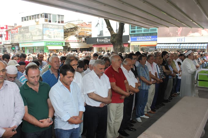 Gıyabi cenaze namazı kılındı
