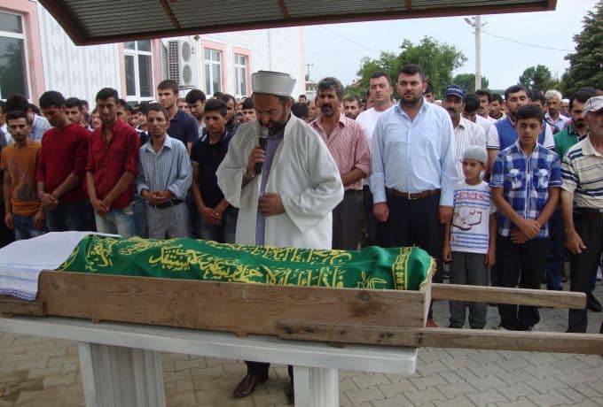 Kendisine bıçakla saldıran eski damadını öldürdü