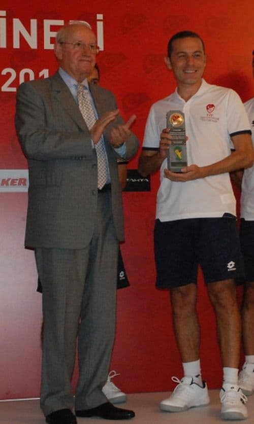 Şener Erzik'ten Cüneyt Çakır'a plaket