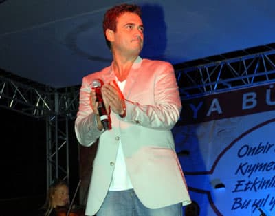 <p align="center"><strong><font face="verdana,geneva" size="2">&Uuml;nl&uuml; sanat&ccedil;ı Kutsi, birbirinden g&uuml;zel şarkıları Sakaryalılar i&ccedil;in s&ouml;yledi.<br /></font></strong></p>