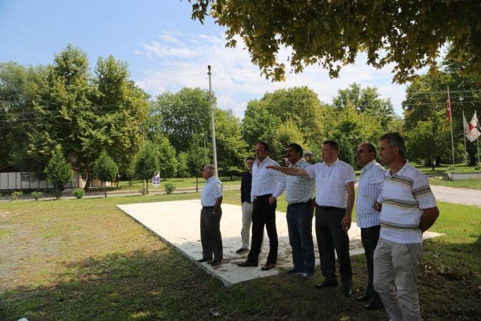Yarışlar öncesi, hipodromda incelemelerde bulundular