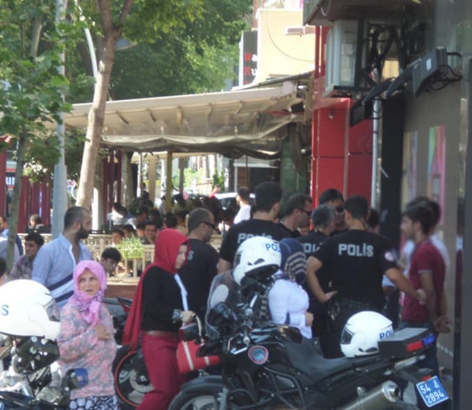 Ekiplerin şüphelendiği gençlerin üzerinden esrar çıktı