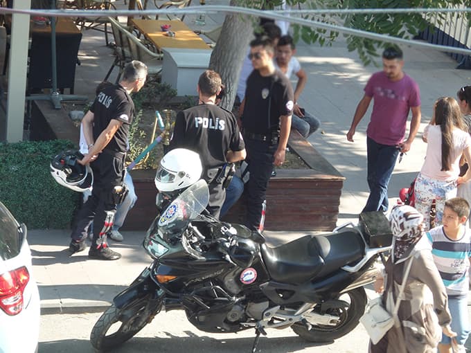 Ekiplerin şüphelendiği gençlerin üzerinden esrar çıktı