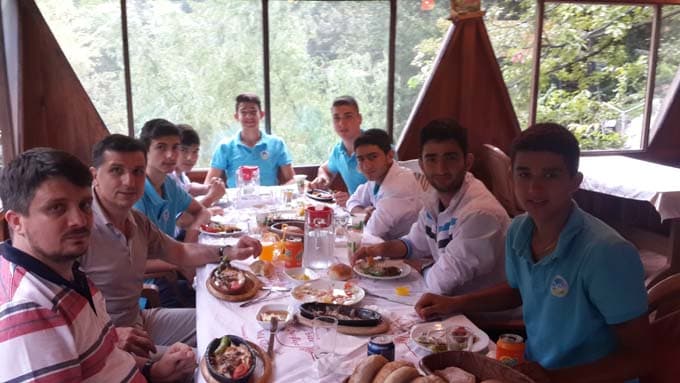Başkan'dan şampiyonlara yemek