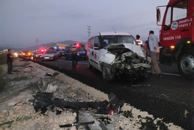 Akyazı'da kaza: 2 ölü,5 yaralı
