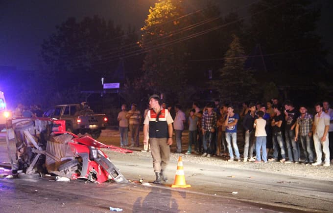 Otomobil motosiklete çarptı: 1 ölü, 1 yaralı