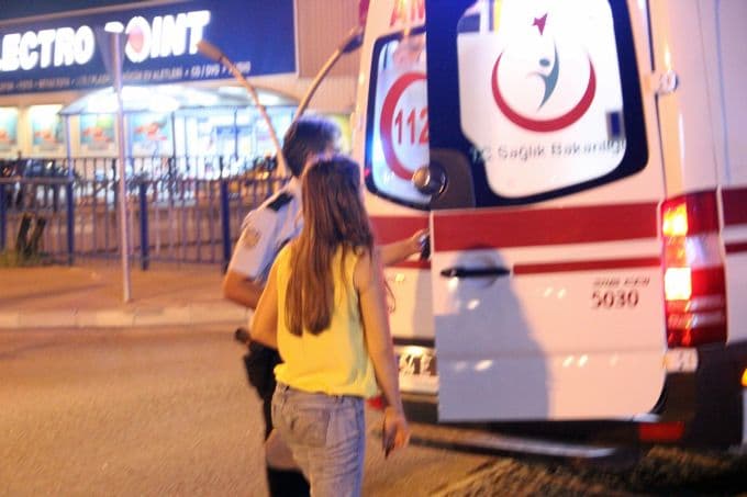 Karşıdan karşıya geçmek isteyen genç kıza otomobil çarptı