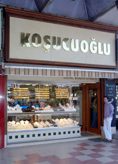Uzunçarşı'da Kuyumcuyu Soydular