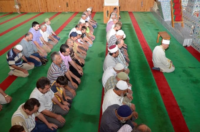 107 yaşında ama hâla namaz kıldırıyor