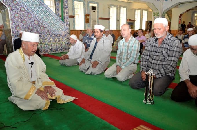 107 yaşında ama hâla namaz kıldırıyor