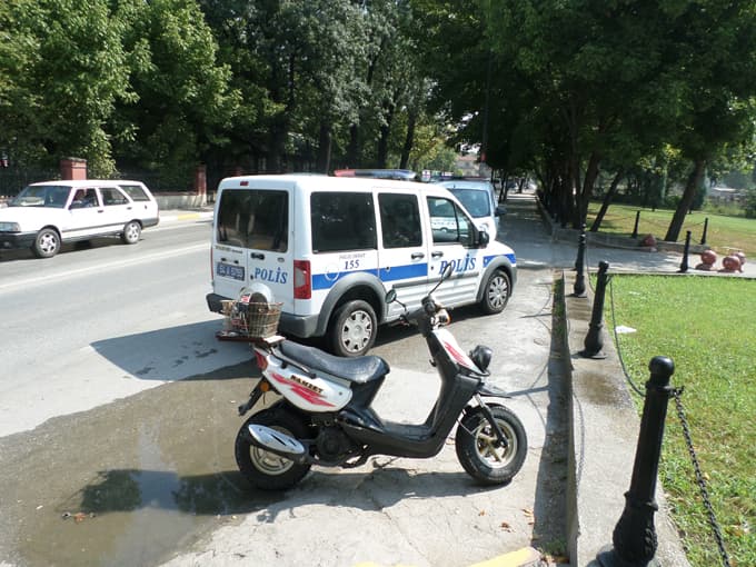Motosikletli sürücü dengesini kaybetti