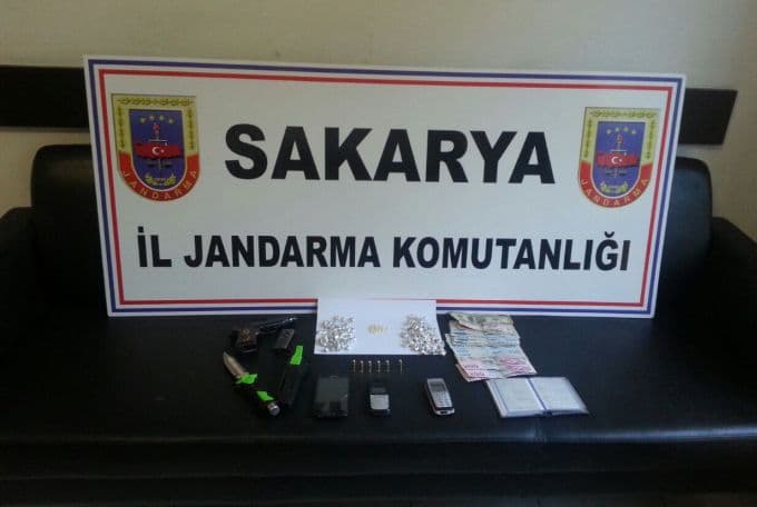 Jandarma ekipleri, zehir tacirlerine göz açtırmıyor