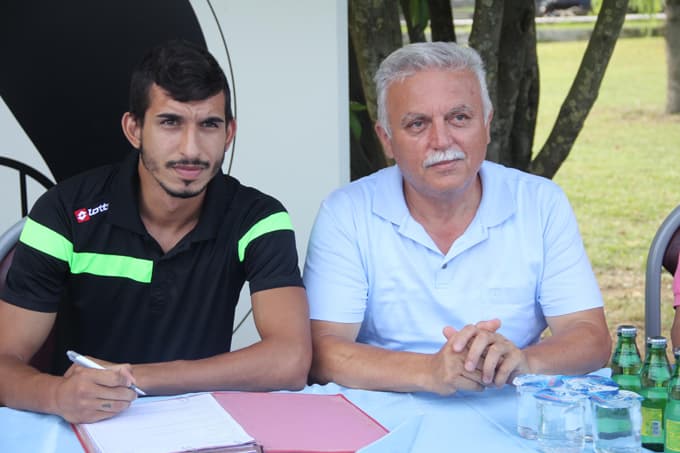 Sakaryaspor'da transferler imzalarını attı
