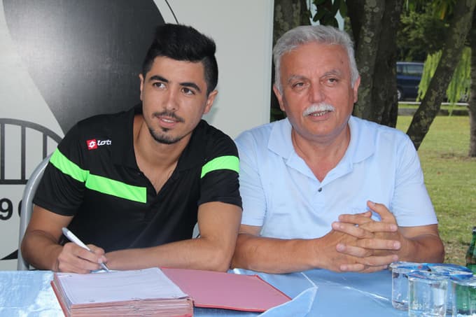 Sakaryaspor'da transferler imzalarını attı