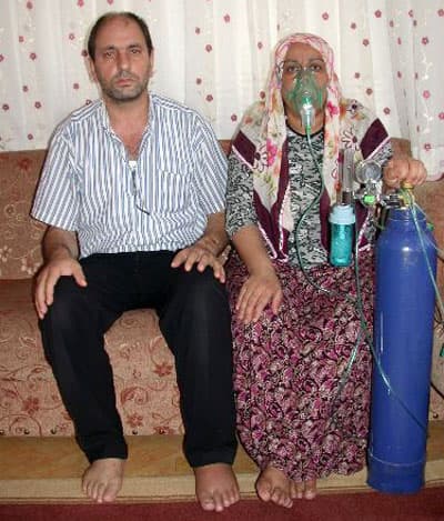 <p><font face="verdana,geneva"><font size="2">İki &ccedil;ocuk annesi Emine Metin (47), hem hastalık hem de maddi zorluklarla savaşıyor. 5 sene &ouml;nce g&ouml;ğ&uuml;s kanseri teşhisi konan Metin'in sol g&ouml;ğs&uuml; 3. ameliyatta alındı. Ancak hastalık Emine Metin'in peşini bırakmadı. Kanserli h&uuml;creler akciğerine sı&ccedil;radı. 5 ay &ouml;nce bir ameliyat daha oldu. Ancak bu ameliyattan sonra ciğerleri su toplamaya başladı. Oksijen t&uuml;ps&uuml;z nefes alamaz hale geldi. İki adım atınca tıkanan Metin, kemoterapi g&ouml;rmek i&ccedil;in haftada 3 kez İstanbul Kartal Eğitim ve Araştırma Hastanesi, ciğerinde biriken suyu &ccedil;ektirmek i&ccedil;in de bir kez S&uuml;reyyapaşa Hastanesi'ne giderken b&uuml;y&uuml;k zorluk &ccedil;ekiyor. <br /></font><br /></font><font face="verdana,geneva"><font size="2"><strong>8 kilogramlık oksijen t&uuml;p&uuml; 1 g&uuml;n gidiyor<br /></strong></font><br /></font><font face="verdana,geneva" size="2">D&uuml;nyanın en g&uuml;zel şeyinin rahat nefes almak olduğunu ifade eden Metin, hastalığı i&ccedil;in &quot;Allah kimsenin başına vermesin&quot; ifadesini kullanıyor. Eşinin SSK emeklisi olduğunu, 580 YTL maaşı aldığını belirten Metin, <font color="#cc0000">&quot;8 kilogramlık oksijen t&uuml;p&uuml; 1 g&uuml;n yetiyor. Her g&uuml;n doldurmak zorunda kalıyoruz. Dolumu 7.5 YTL . Devlet oksijen t&uuml;p&uuml;n&uuml; karşılamıyor. Getirip g&ouml;t&uuml;rmek i&ccedil;in de ayrıca yol parası &ouml;d&uuml;yoruz. Maaşın b&uuml;y&uuml;k bir kısmı oksijen t&uuml;p&uuml; ve faturalara gidiyor. Bu sebeple 250 YTL biriktirip seyyar bir oksijen cihazını 5 aydır alamadık. Biraz dışarı &ccedil;ıkıp gezmek bana b&uuml;y&uuml;k moral verecek ama &ccedil;ıkamıyorum. Oksijen desteksiz nefes alamıyorum. &Uuml;z&uuml;nt&uuml;den eşim de hasta oldu. Sağ olsunlar kemoterapi i&ccedil;in beni haftada 3 kez VİP Turizm &uuml;cretsiz g&ouml;t&uuml;r&uuml;p getiriyor. Ama gidip gelirken &ccedil;ok zor nefes almaktan &ouml;l&uuml;p &ouml;l&uuml;p diriliyorum&quot;</font> diye konuştu.</font></p>