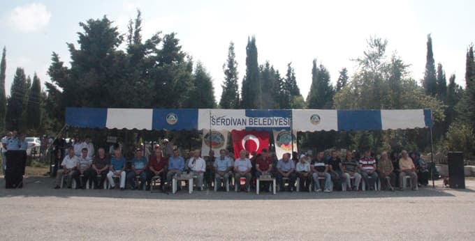 Deprem şehitleri mezarları başında anıldı
