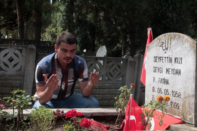 Deprem şehitleri mezarları başında anıldı