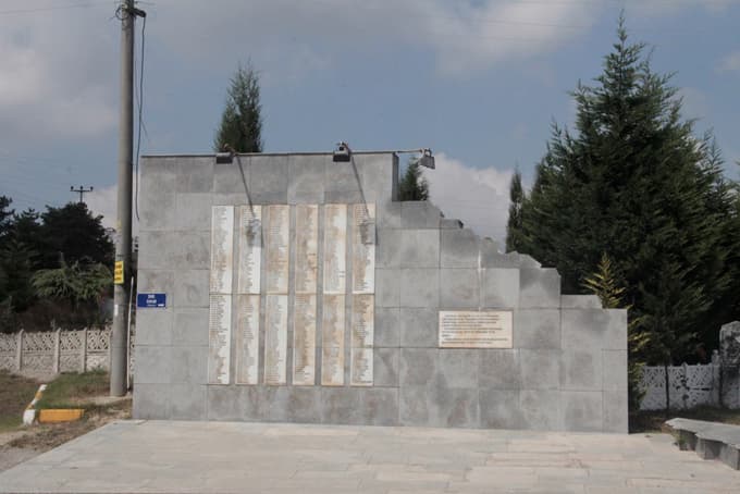 Deprem şehitleri mezarları başında anıldı