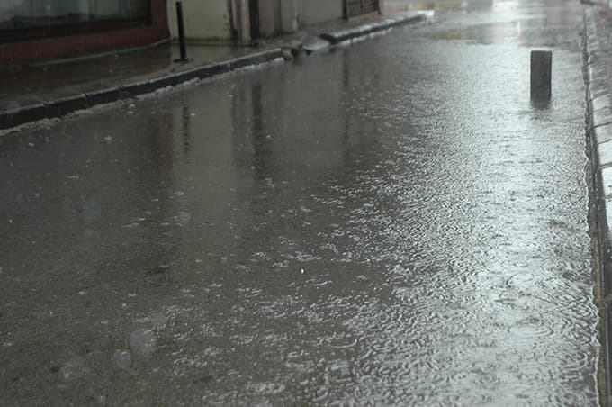 Yağan yağmur vatandaşları serinletti