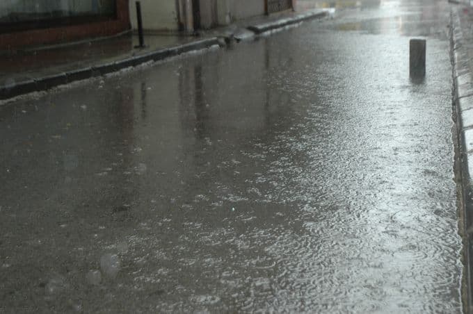 Sağanak yağış hayatı olumsuz etkiledi