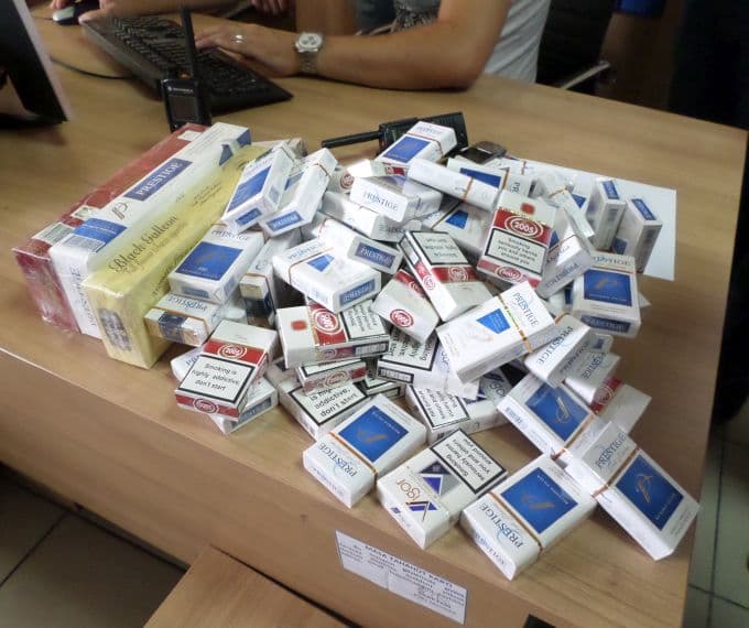 Pasaj içinde kaçak sigara satan şahıs yakalandı