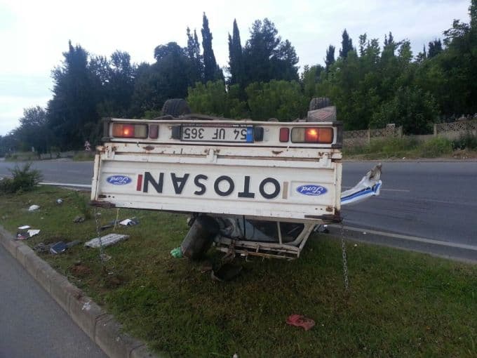 Direğe çarpan araç, takla attı