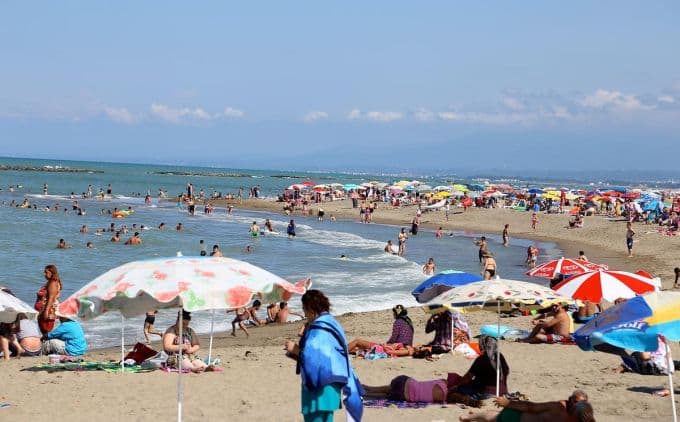 Binlerce yerli ve yabancı turist Karasu'ya akın etti