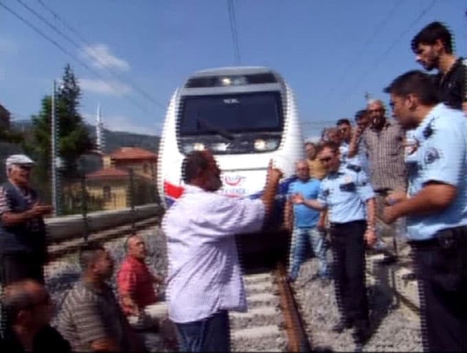 Raylara oturup YHT seferlerini durdurdular!
