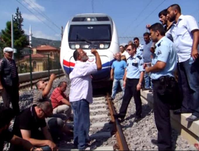 Raylara oturup YHT seferlerini durdurdular!